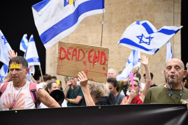 הפגנה בנתב"ג לקראת המראתו של ראש הממשלה בנימין נתניהו לארה"ב