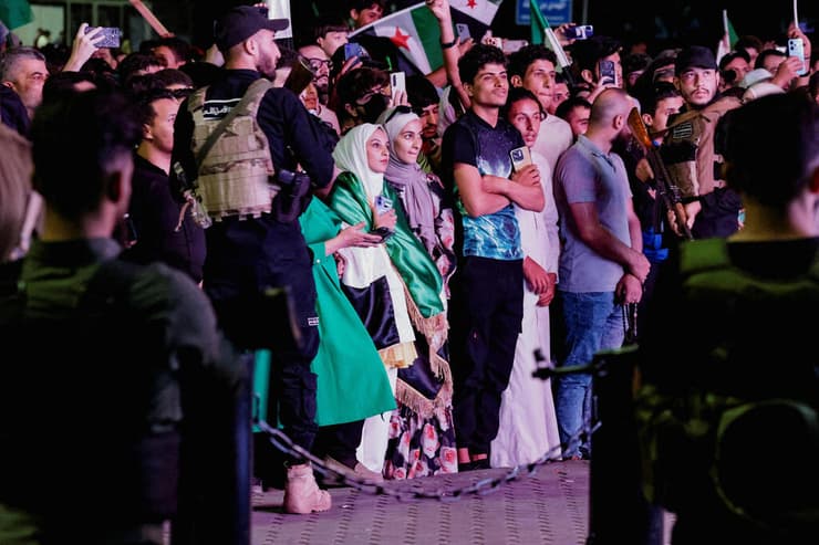 צילום: רויטרס/REUTERS/Khalil Ashawi צופים ב דמשק בנאום נשיא סוריה אחמד א-שרע באו"ם