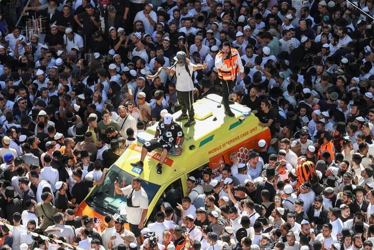 אמבולנס באומן (צילום: REUTERS/Stringer) אמבולנס באומן