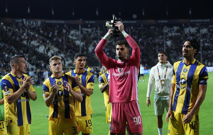 הופעה ראויה לציון. משפתי ושחקני מכבי ת"א בסיום (צילום: REUTERS/Murad Sezer) פאוק סלוניקי מכבי ת"א