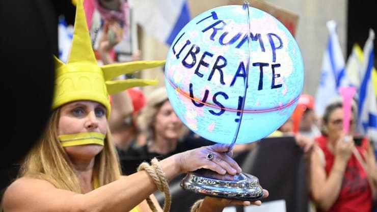 הפגנה בנתב"ג לקראת המראתו של ראש הממשלה בנימין נתניהו לארה"ב