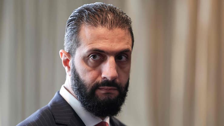לא מתכוון לפלוש ללבנון בקרוב. נשיא סוריה, אחמד א-שרע (צילום: Ludovic MARIN / POOL / AFP) אל ג'ולני, נשיא סוריה, בעצרת הכללית של האו"ם בניו יורק