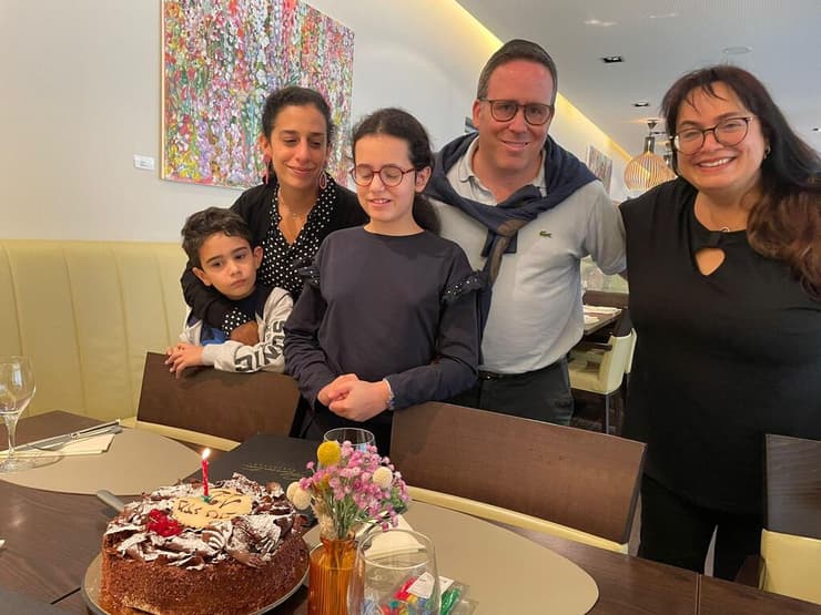 המפגש בין נועה ומשפחתה ליפעת מורד (מימין), נציגת "נט"ל", במסעדה בציריך