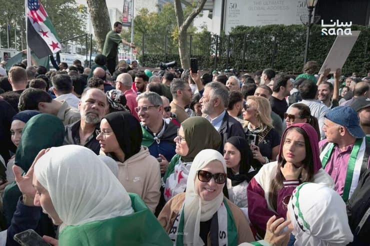 סורים ב ארה"ב מתאספים מחוץ לבניין עצרת ה או"ם לקראת נאום אחמד א-שרע נשיא סוריה