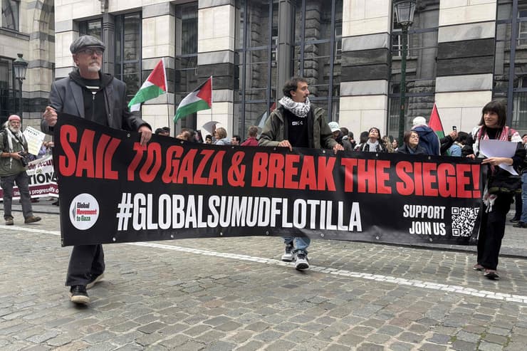 אוהדי פאוק והשלטים נגד ישראל (צילום: MAX LOHEST / BELGA / AFP) הפגנה פרו-פלסטינית