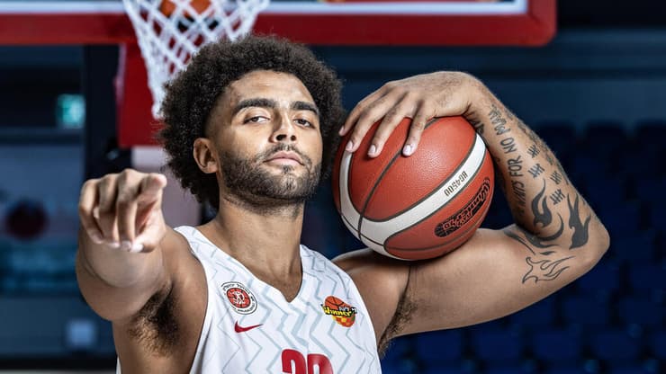 לפני שבע שנים התמודד עם דיכאון ושקל לשים קץ לחייו. לאמב (צילום: אלכס קולומויסקי) לאמב