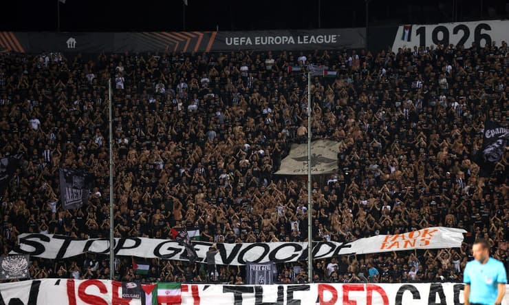 אוהדי פאוק והשלטים נגד ישראל