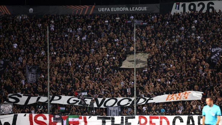 אוהדי פאוק והשלטים נגד ישראל (צילום: REUTERS/Murad Sezer) אוהדי פאוק והשלטים נגד ישראל