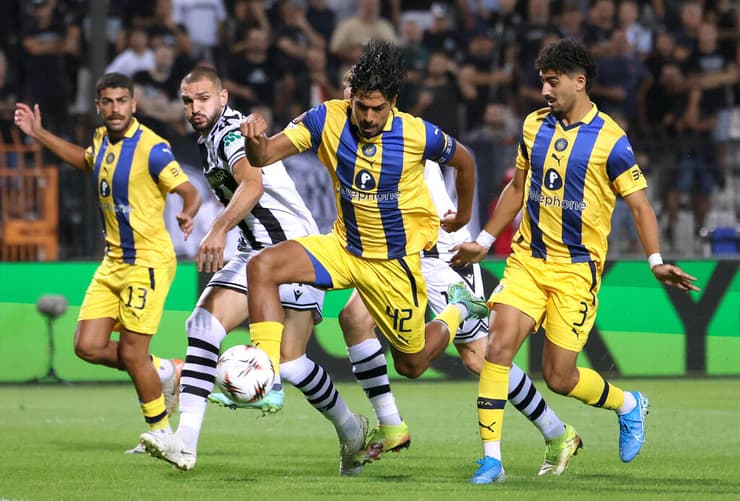 "זה היה יכול ללכת לשני הכיוונים". דור פרץ רוי רביבו ברחבת פאוק (צילום: REUTERS/Alexandros Avramidis) פאוק סלוניקי מכבי ת"א דור פרץ רוי רביבו