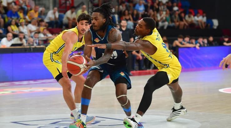 ג'מייה ניל בין שני שחקני מכבי תל אביב (חגי מיכאלי) ג'מייה ניל בין שני שחקני מכבי תל אביב