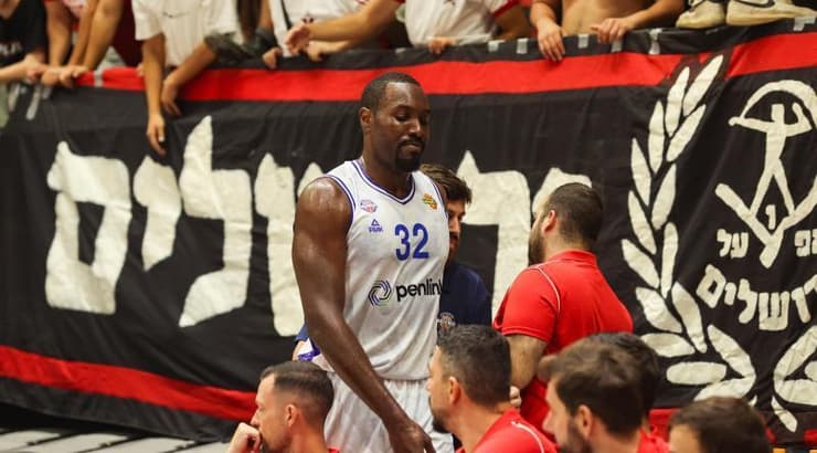 צ'ינאנו אונאווקו מורחק מהמשחק