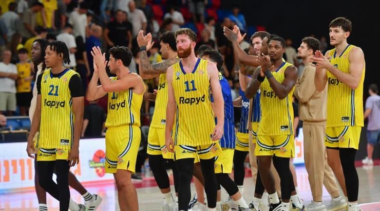 שחקני מכבי תל אביב חוגגים (חגי מיכאלי) שחקני מכבי תל אביב חוגגים