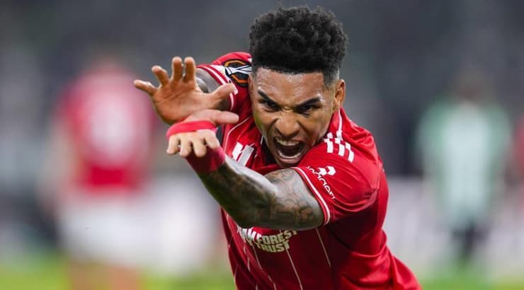 איגור ז'סוס עם הומאז' לדרגון בול