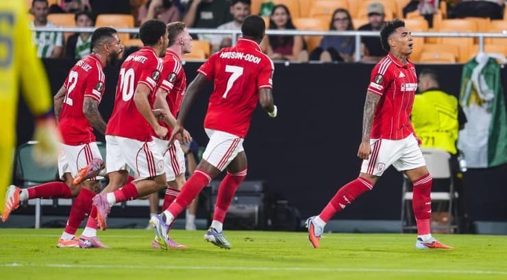 שחקני נוטינגהאם פורסט רצים לחגוג עם איגור ז'סוס