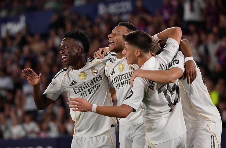 חוגג עם החברים ניצחון על לבנטה