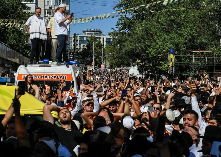 המוני ישראלים באומן בערב החג (צילום: REUTERS/Vladyslav Musiienko) המוני ישראלים באומן בערב החג