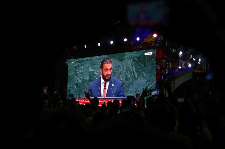 צופים בנאום א-שרע בדמשק (צילום: AP Photo/Ghaith Alsayed) צופים ב דמשק בנאום נשיא סוריה אחמד א-שרע באו"ם