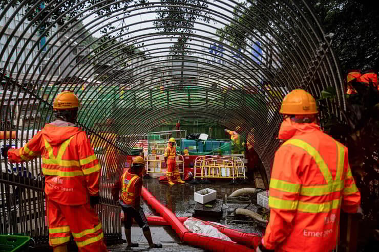 סופת טייפון באי לנטאו בהונג קונג 