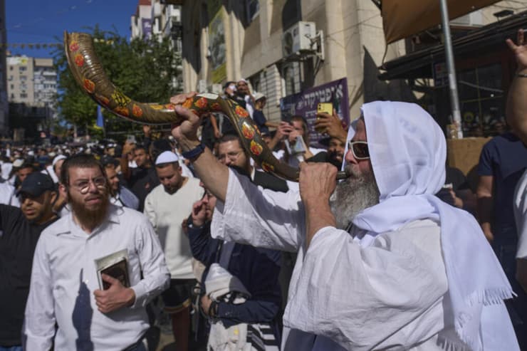 תוקעים בשופר באומן (צילום: AP Photo/Efrem Lukatsky) תוקעים בשופר באומן