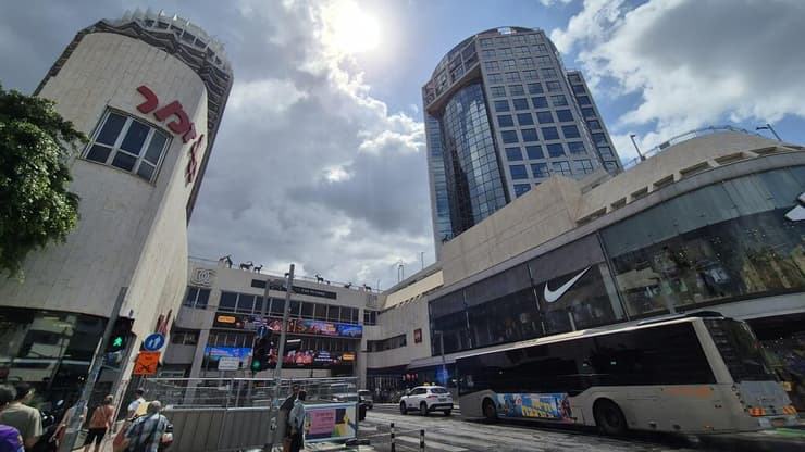 הסנטר מבחוץ. סובל מהבנייה בת"א (צילום: מירב קריסטל) דיזנגוף סנטר