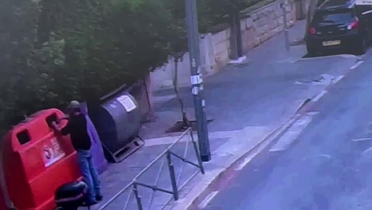 משליך חומר דליק לתוך הפח תיעוד: הצתת הפחים בסמוך למעון רה"מ בירושלים