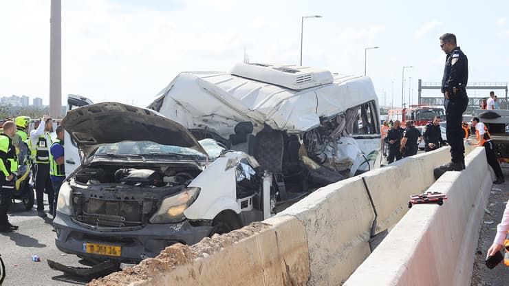 המיניבוס שנפגע (צילום: יריב כץ) זירת תאונת הדרכים בכביש 5, בין מינבוס למשאית
