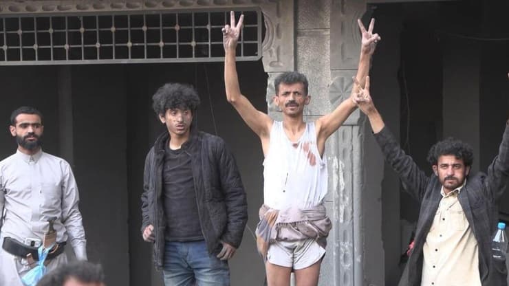 <div style="direction: ltr;"></div>"התקיפה מוסיפה לנו רק נחמה, כבוד, איתנות וכוח". תושבים בצנעא ליד אחד מהיעדים שהותקפו הנזקים בצנעא לאחר התקיפה