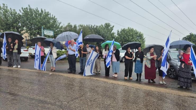 שיירת דגלים מחוץ לביתו של רס"ן שחר נתנאל בוזגלו במשמר העמק