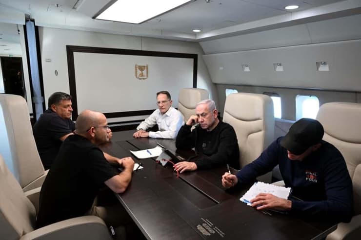 <div style="direction: ltr;"></div>נתניהו במטוס "כנף ציון", בזמן התקיפה בתימן (צילום: אבי אוחיון/ לע״מ) נתניהו במטוס ״כנף ציון״ בדרכו לניו יורק