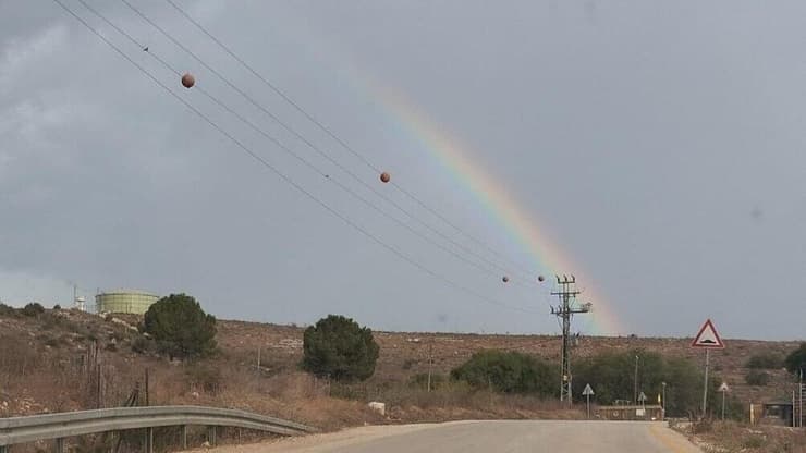 קשת וגשם בקיבוץ חנתון בגליל התחתון (צילום: יאיר שטיינברג) קשת וגשם בקיבוץ חנתון בגליל התחתון
