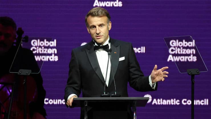 נשיא צרפת עמנואל מקרון נואם במהלך אירוע פרסי האזרח העולמי של המועצה האטלנטית לשנת 2025, בשולי העצרת הכללית האו"ם