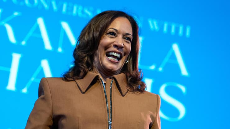 קמלה האריס עונה על שאלות בנושא המלחמה בעזה, בזמן ראיון על ספרה בטיימס סקוור