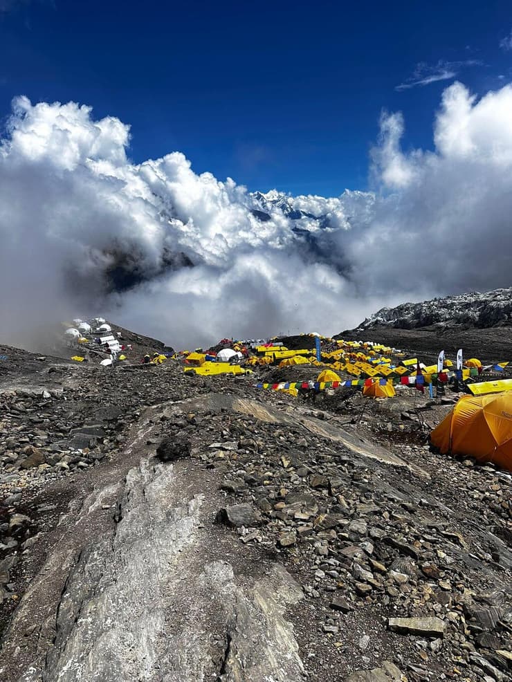 אחד מבסיסי המטפסים לאורך ההר