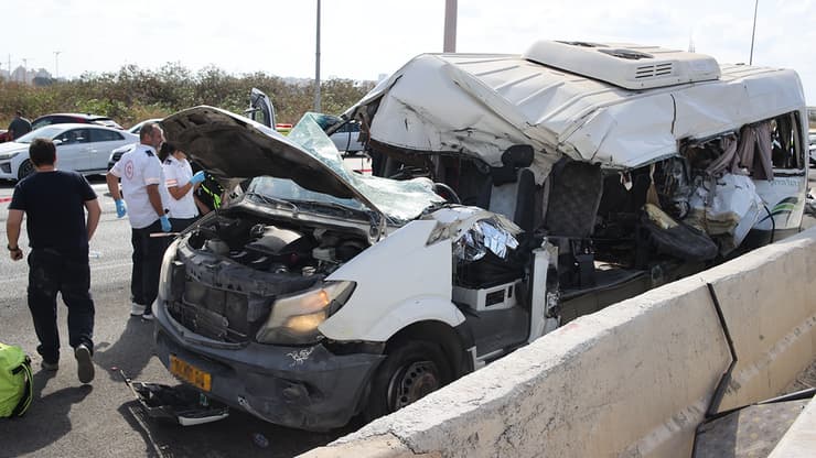 זירת תאונת הדרכים בכביש 5, בין מינבוס למשאית