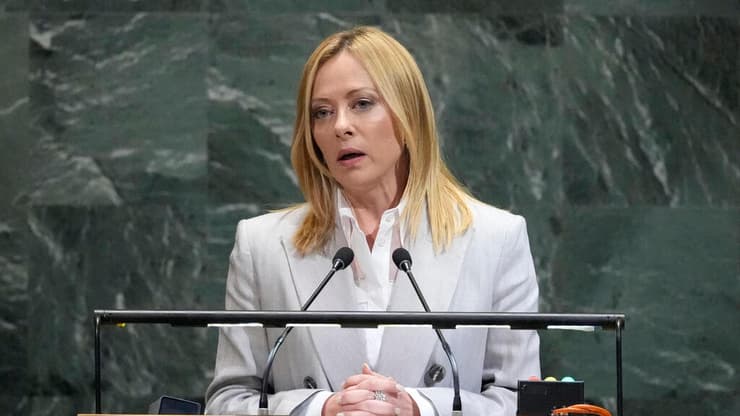 רה"מ מלוני תקפה את השופטים: "איך נגן על האיטלקים?" (צילום: AP Photo/Pamela Smith , REUTERS/Eduardo Munoz) ראש ממשלת איטליה ג'ורג'ה מלוני נואמת בעצרת הכללית של האו"ם בניו יורק