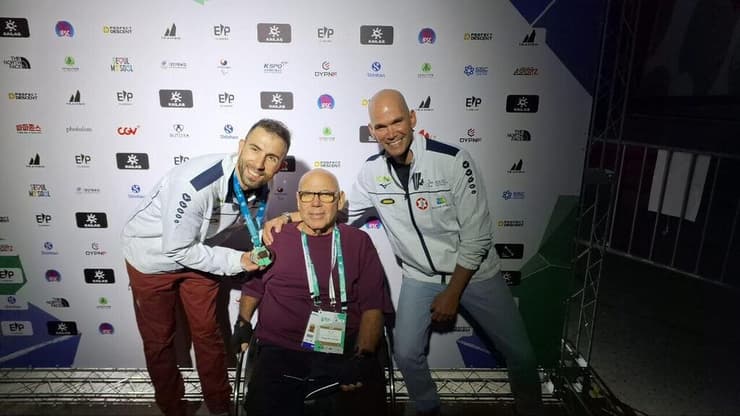 "מרגיש את הרוח הגבית והחמה של מדינת ישראל". ספיר עם מאמנו ניב כהן ויו"ר האיגוד הפראלימפי משה מוץ מטלון (צילום: גל גלאובר) המטפס הפראלימפי מור ספיר עם מאמנו ניב כהן ויו"ר האיגוד הפראלימפי משה מוץ מטלון