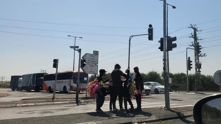 מקבצים נדבות בצפון (ארכיון) (צילום: יאיר קראוס) ילדים פלסטינים מקבצים נדבות בצמתים