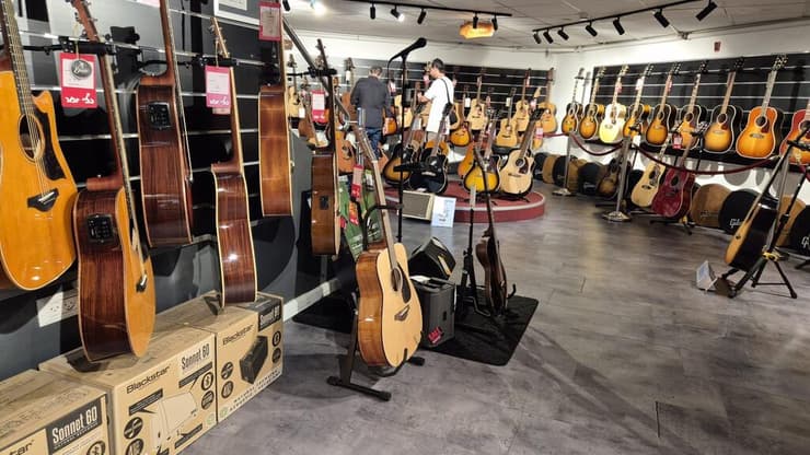 חנות כלי זמר (צילום: מירב קריסטל) חנות כלי זמר