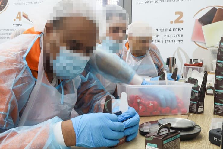 צילום: מיקי שמידט אסירי כלא רמלה עובדים במפעל לייצור שוקולד