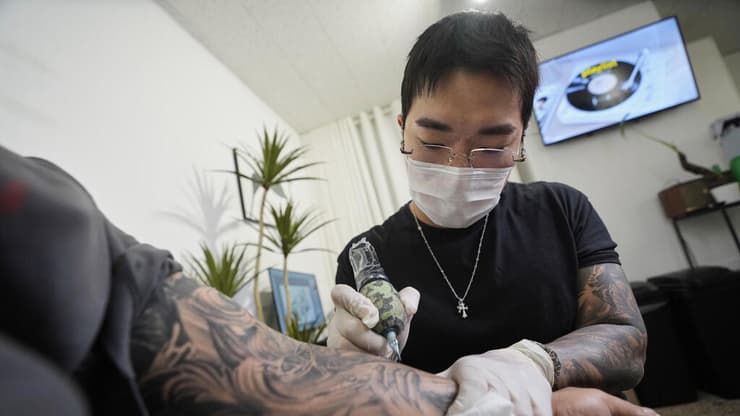 סונג מקעקע לקוח 