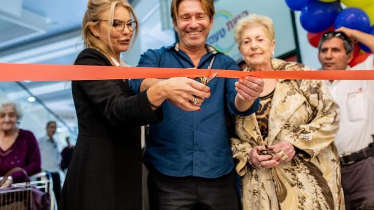 לכט עם אשתו ליאת (משמאל) ואמו