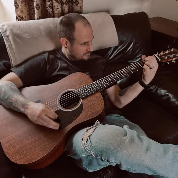 הגיטרה היא חלק מחייו. פול וולש-דלטון (מתוך דף הפייסבוק של Paul Welsh-Dalton) פול וולש-דלטון