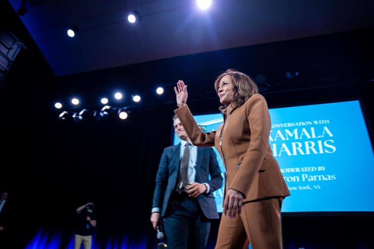 קמלה האריס עונה על שאלות בנושא המלחמה בעזה, בזמן ראיון על ספרה בטיימס סקוור