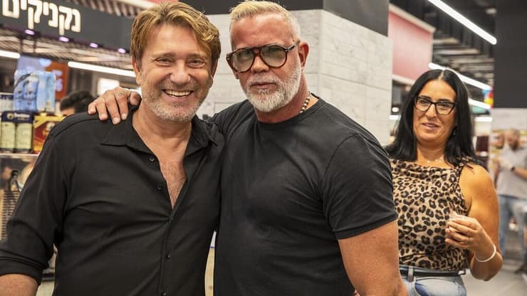  לכט (משמאל) עם דודו אוטמזגין. "הלואי ויטון של העוגות"