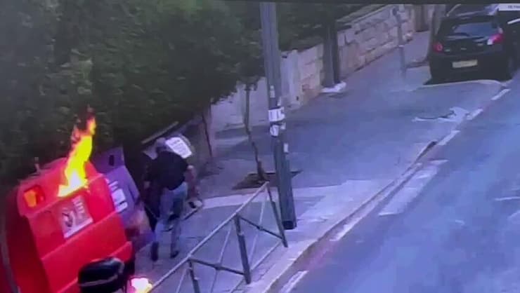 ונמלט כשהלהבות החלו לבעור תיעוד: הצתת הפחים בסמוך למעון רה"מ בירושלים