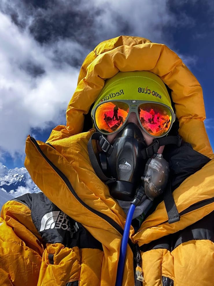 דניאל עם מסכת החמצן