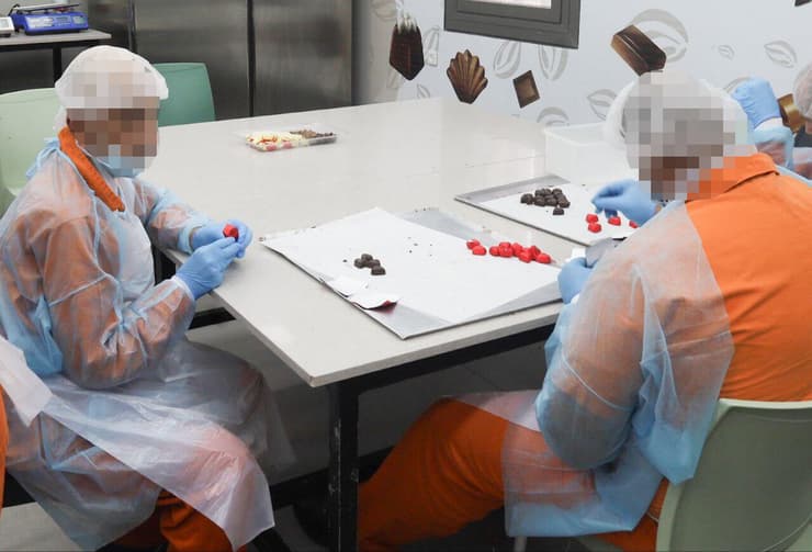 "אין מצב שאסיר יישב בתא ולא יעשה שום דבר". מייצרים את השוקולד (צילום: מיקי שמידט) אסירי כלא רמלה עובדים במפעל לייצור שוקולד