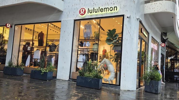 לולולמון בכיכר דיזנגוף. הרחוב הוא התחרות הגדולה של הסנטר ולאו דווקא קניונים אחרים (צילום: מירב קריסטל) לולולמון בכיכר דיזנגוף. הרחוב הוא התחרות הגדולה של הסנטר ולאו דווקא קניונים אחרים