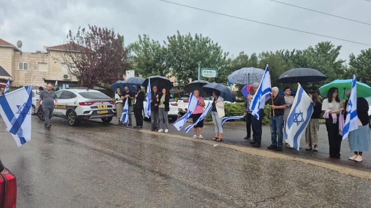 שיירת דגלים מחוץ לביתו של רס"ן שחר נתנאל בוזגלו במשמר העמק