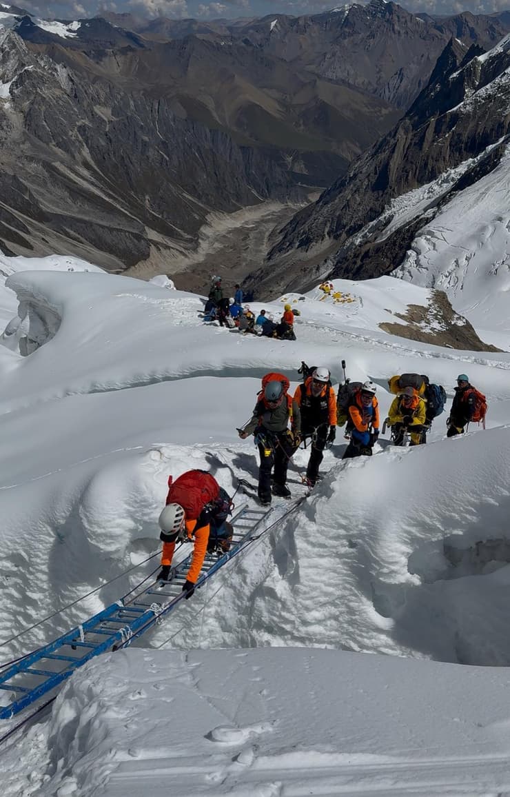 נעזרים בסולם כדי לחצות מכשול